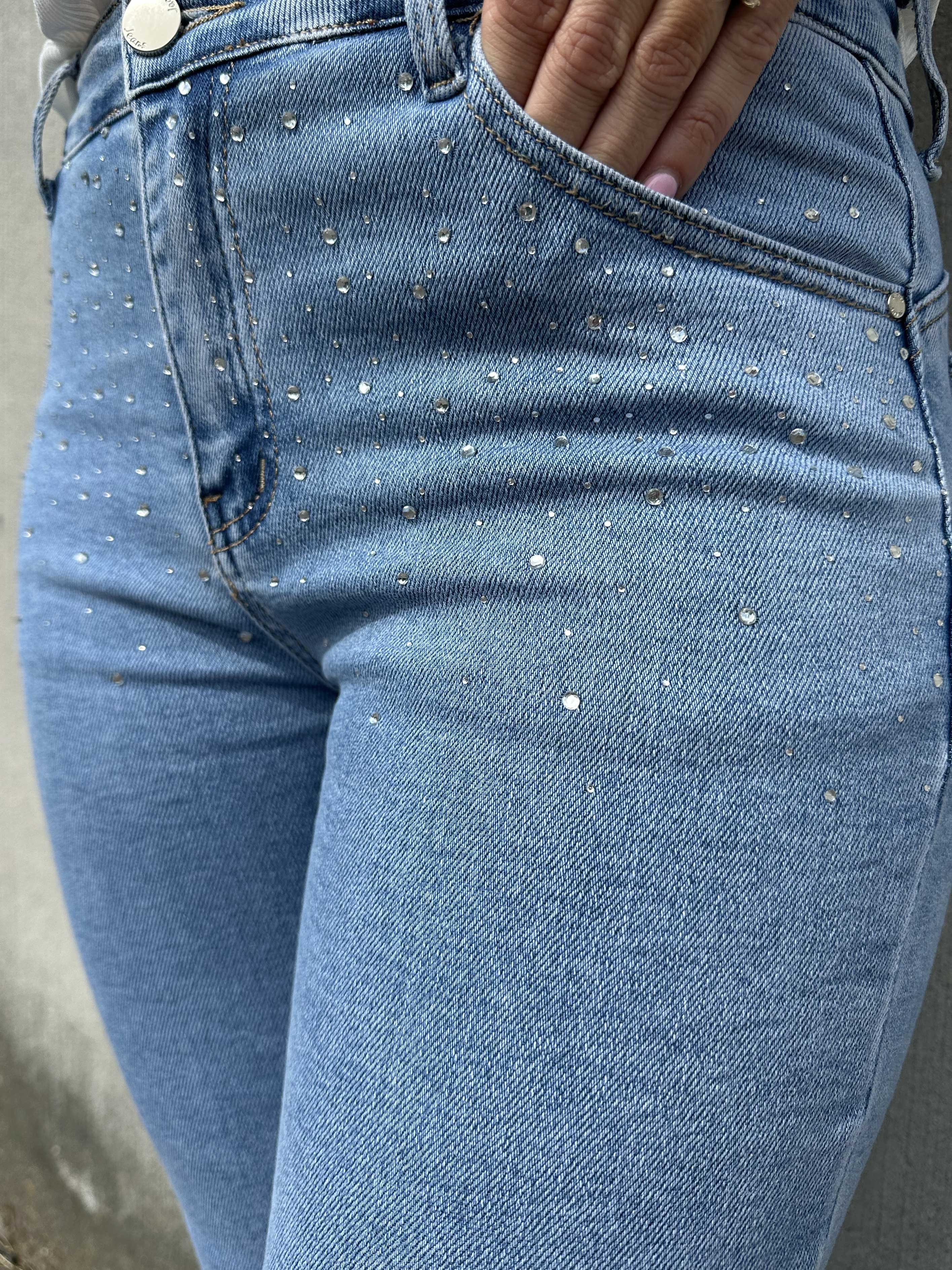 Maria - Lyseblå jeans med similisten